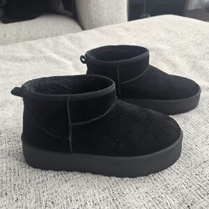 Rouge Helium Black Suede Boots